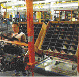 Reusable, custom packging along automotive assembly line