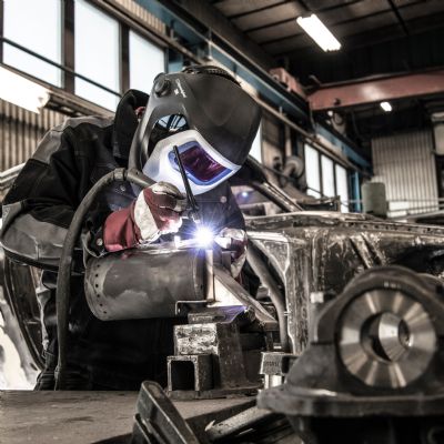 Auto-Darkening Filter Gives Welders Optimum Visibility