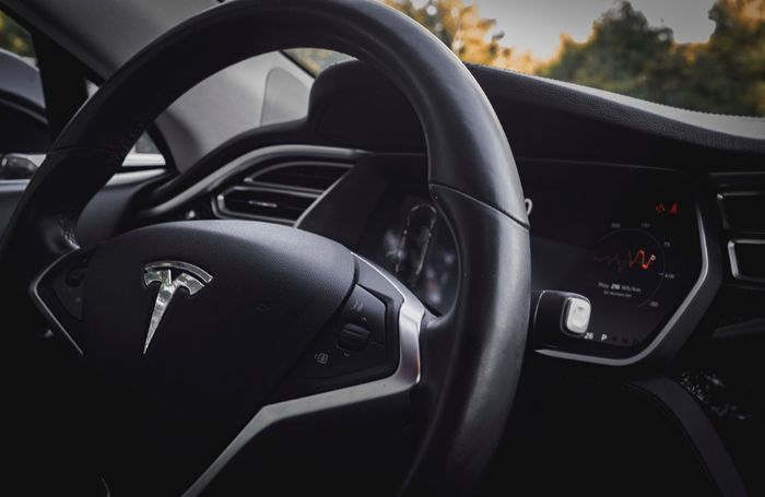 Tesla-Steering-Wheel-EV