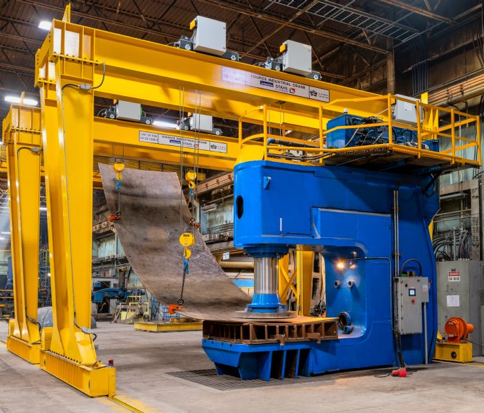 Photo C gantry cranes and 3500 ton hydraulic press