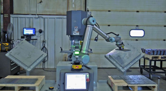 1-Cobots-Siouxland-Fabricating-stamping-UR10-palletizing