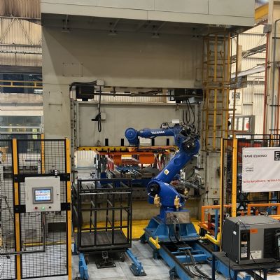 Robot-Tended Press at Work in Monterrey
