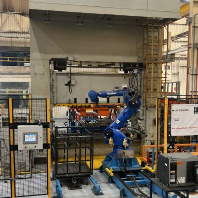 Robot-Tended Press at Work in Monterrey
