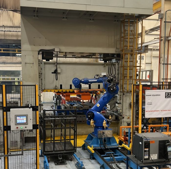 robotic-press-tending-ezi-metales-stamtec-yaskawa-motoman