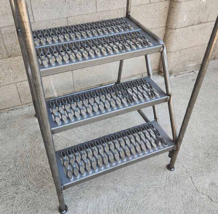 Diamond-channel-grading-treads